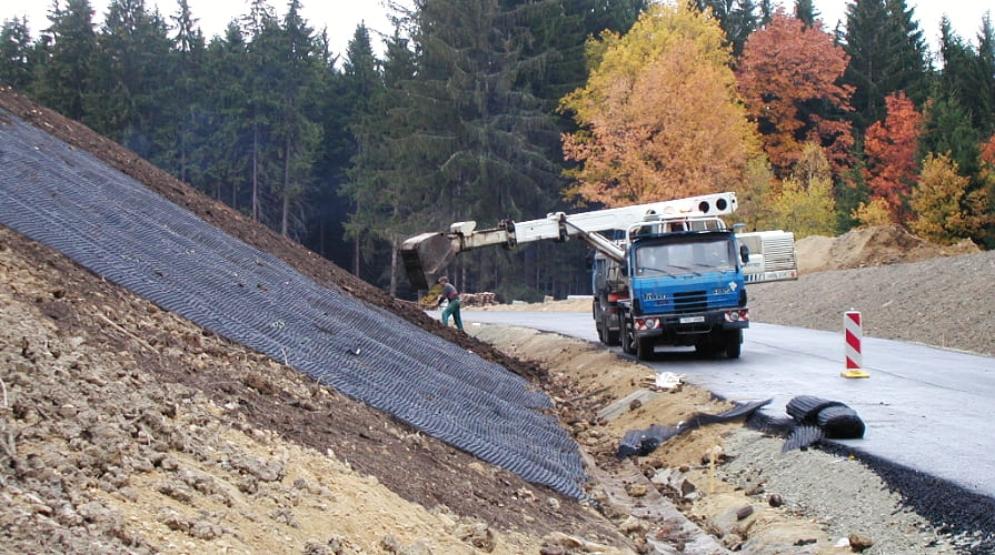 Protierozní ochrana svahu nad silnicí