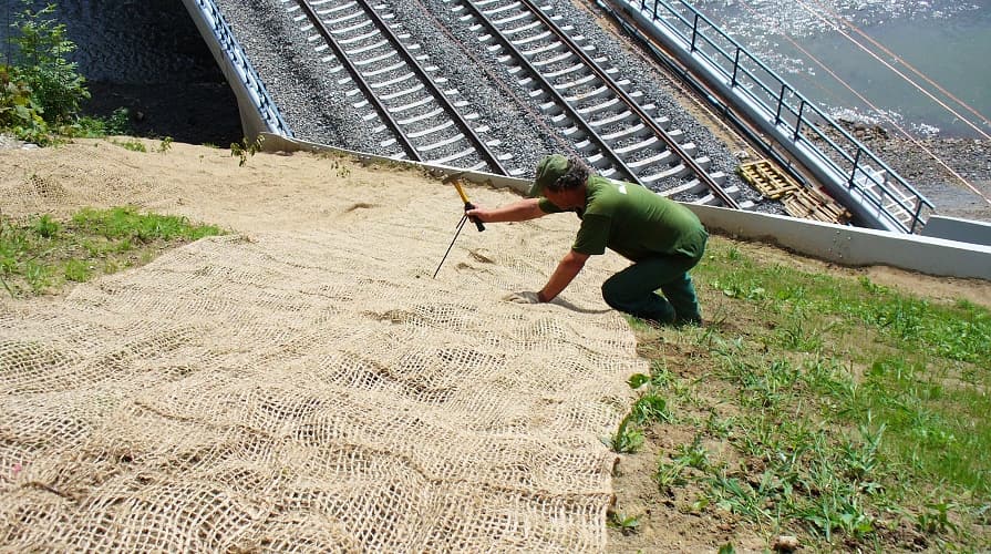 Jutová síť nad železničním tunelem