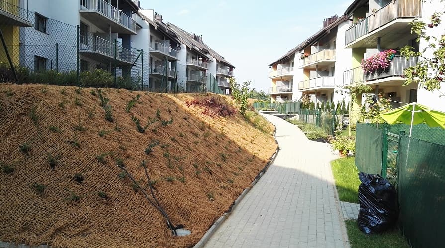 Kokosová síť na svahu kolem bytového domu