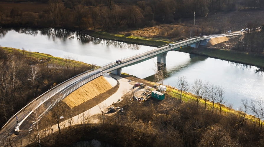 Protierozní ochrana svahu lávky pro pěší