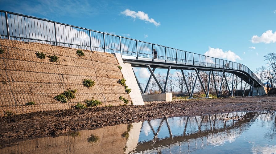 Protierozní ochrana líce vyztužené zemní konstrukce