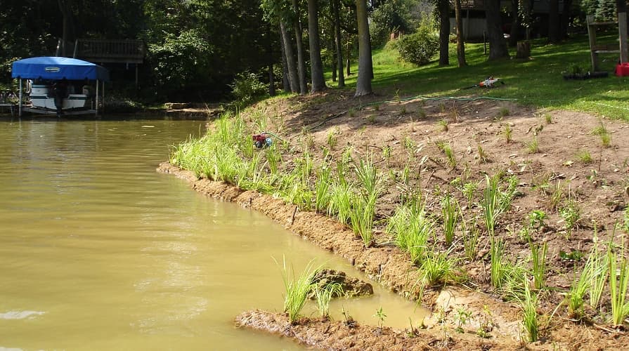 Kokosové válce chrání břeh potoka