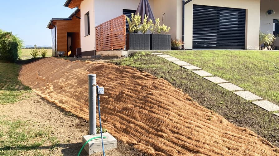 Proti erozi lze chránit i malé svahy