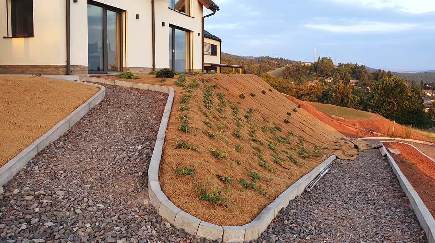 Protierozní sítě a rohože v zahradě