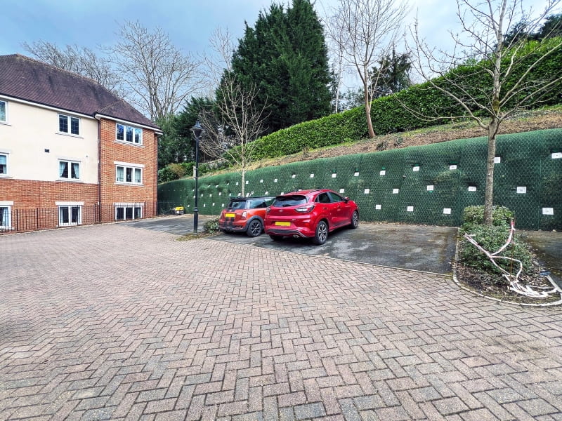 Velmi strmé svahy lze stabilizovat zemními kotvami