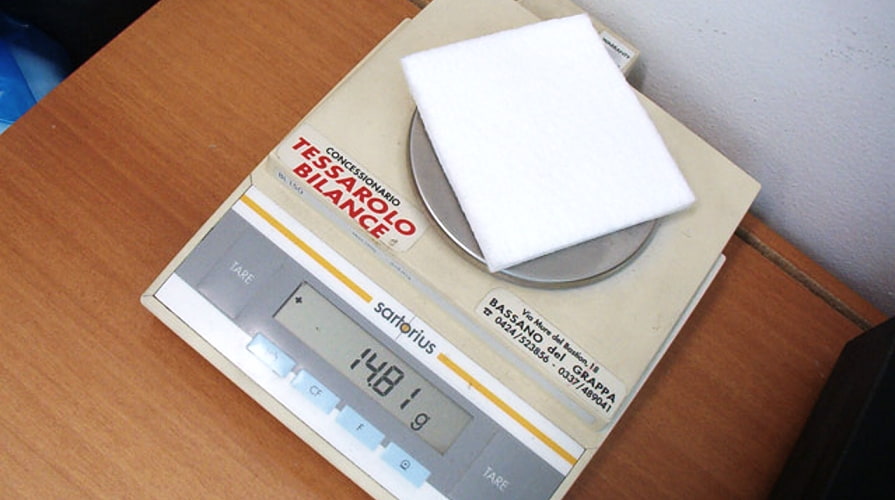 Plošná hmotnost udává hmotnost na jednotku plochy