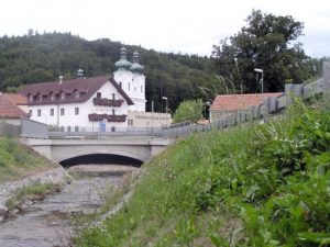 Pohled na zpevněný svah potoka Žďárná v obci Sloup